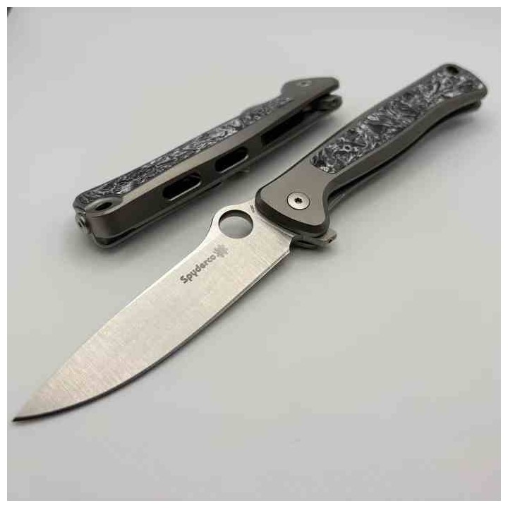 Couteau Spyderco Slym RIL Lame Acier M390 Manche Titane & FatCarbon Dark Matter Framelock Italy SC271TIP - Livraison Gratuite