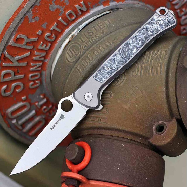 Couteau Spyderco Slym RIL Lame Acier M390 Manche Titane & FatCarbon Dark Matter Framelock Italy SC271TIP - Livraison Gratuite