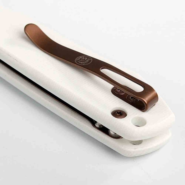 Couteau Vosteed Raccoon White Lame Drop Point Acier 14C28N Cuivre Dune Manche G10 Top Liner Lock VOSA2913 - Livraison Gratuite