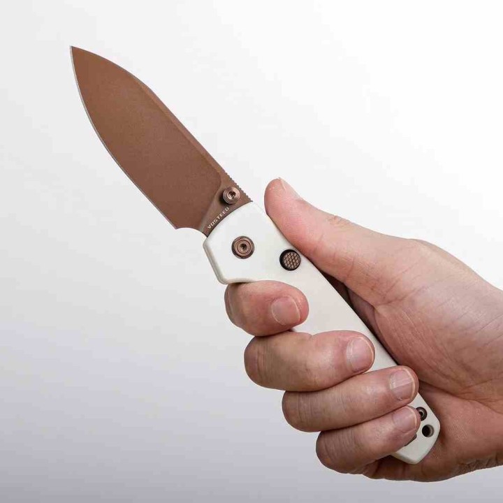 Couteau Vosteed Raccoon White Lame Drop Point Acier 14C28N Cuivre Dune Manche G10 Top Liner Lock VOSA2913 - Livraison Gratuite