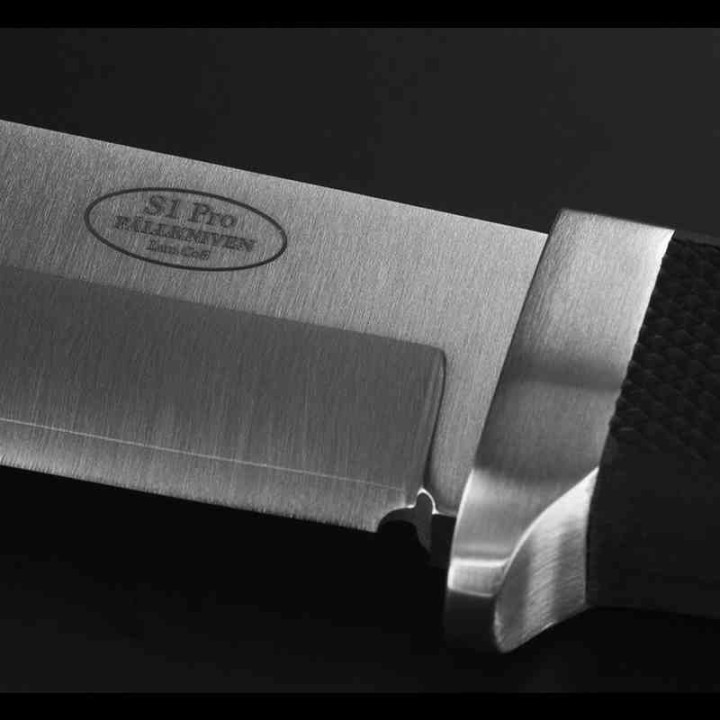 Couteau Bushcraft Fällkniven S1Pro Lame Acier Lam. CoS Manche Thermorun Noir Étui Zytel Sweden FNS1PRO - Livraison Gratuite