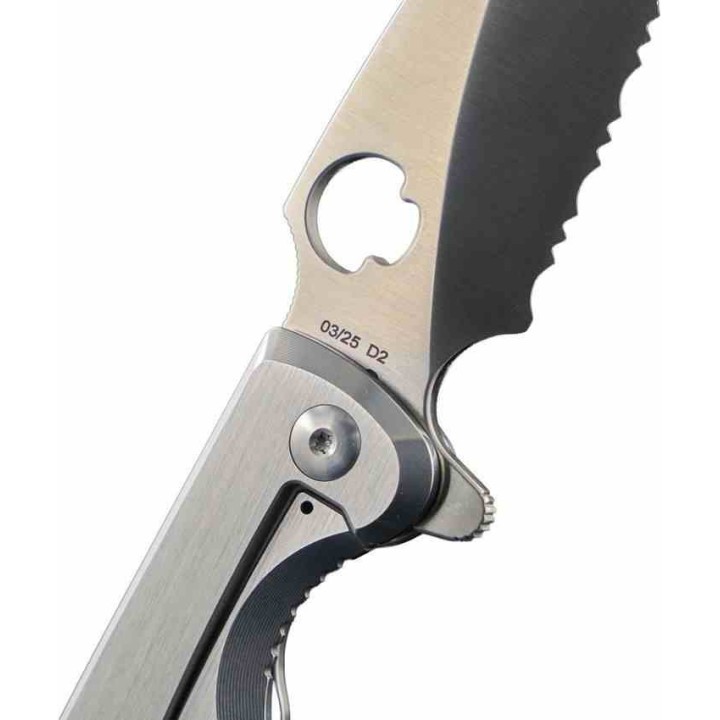 Couteau Daggerr Knives Zhalo Lame Spear Point D2 Serrated Satin Manche Acier Frame Lock Clip DGRF22FSSS - Livraison Gratuite