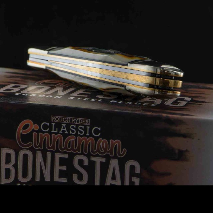 Couteau Rough Ryder Classic Cinnamon Bone Stag Swayback Lame Acier Carbone Manche Corne de Daim RR2423 - Livraison Gratuite