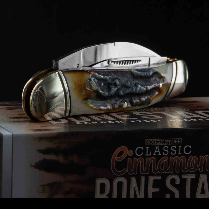 Couteau Rough Ryder Classic Cinnamon Bone Stag Swayback Lame Acier Carbone Manche Corne de Daim RR2423 - Livraison Gratuite