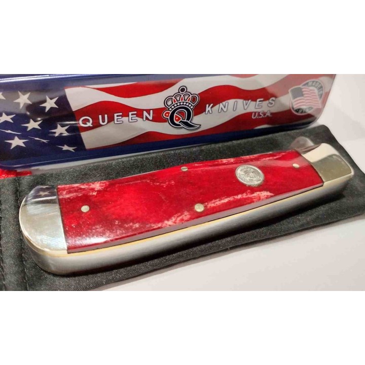 Couteau Queen USA Trapper Lames Acier Carbone 1095 Manche Os Rouge Made in USA Boite Métal QRSB206L - Livraison Gratuite
