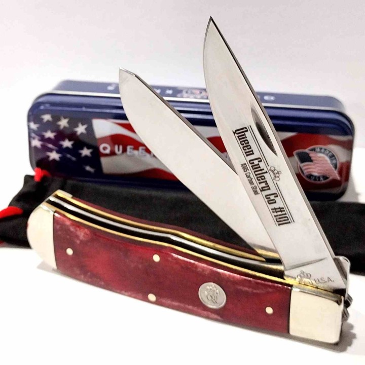 Couteau Queen USA Trapper Lames Acier Carbone 1095 Manche Os Rouge Made in USA Boite Métal QRSB206L - Livraison Gratuite