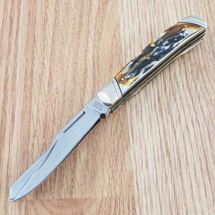 Couteau Rough Ryder Trapper Cinnamon Bone Stag 2 Lames Acier Carbone Poignée Os Cerfé Slipjoint RR2420 - Livraison Gratuite