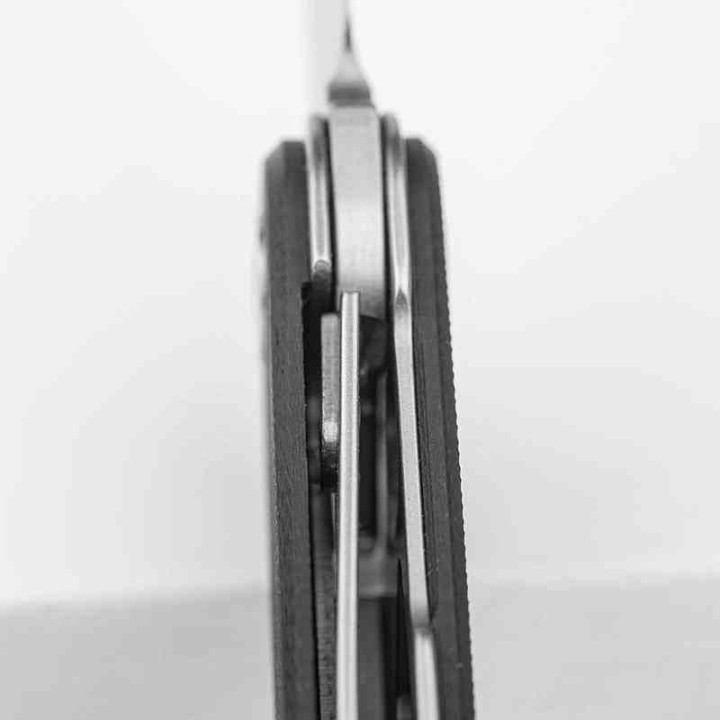 Couteau Real Steel Iris Black Lame Acier 12C27 Manche CF/G10 Linerlock RS8061BF - Livraison Gratuite