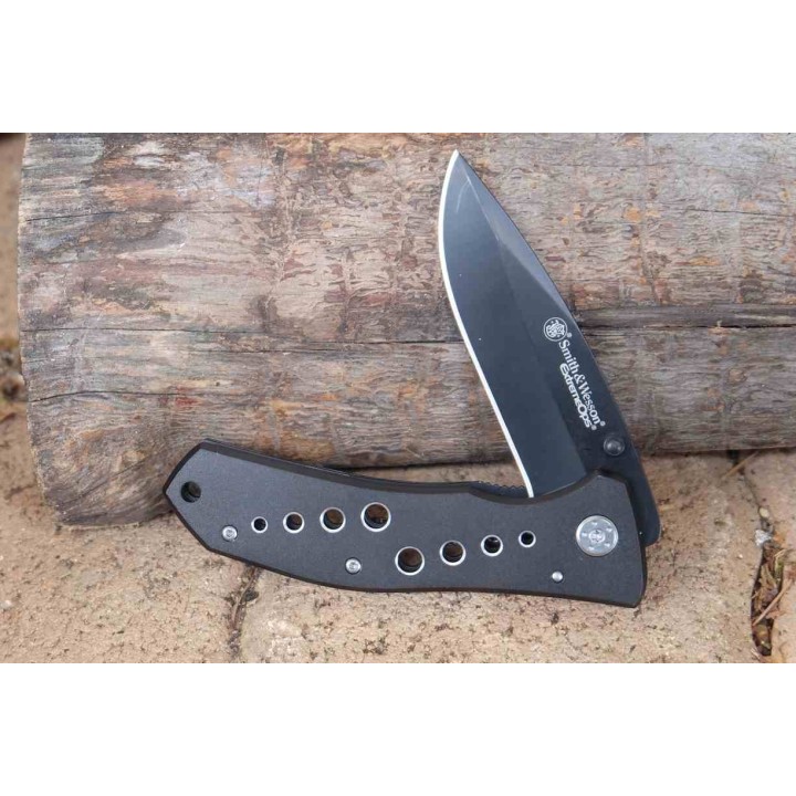 Couteau Smith&Wesson Extreme Ops Lame Acier Inox Manche Alu Noir Linerlock Clip SWA10CP - Livraison Gratuite