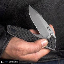 Couteau Zero Tolerance Hinderer Lame Acier CPM-20CV Manche Titane/Fibre Carbone Framelock USA ZT0393GLCF - Livraison Gratuite