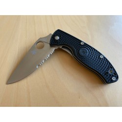 SC122PSBK Couteau Spyderco Tenacious Linerlock Black 8Cr13MoV Serr Blade FRN Handle Clip - Livraison Gratuite