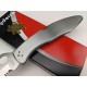 Couteau SPYDERCO POLICE Serrated Lame Acier VG10 Manche Acier Lockback Made Japan SC7S - Livraison Gratuite