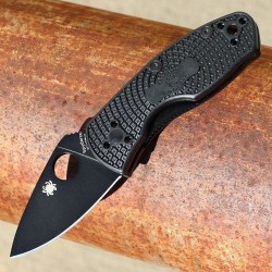 Couteau Spyderco Ambitious Black Lame Acier 8Cr13MoV Plain Manche FRN Linerlock Clip SC148PBBK - Livraison Gratuite