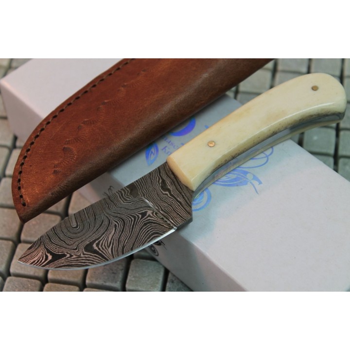 Couteau de Chasse Skinner  Lame Damas 258 Couches Manche Os Etui Cuir DM1080BO - Livraison Gratuite