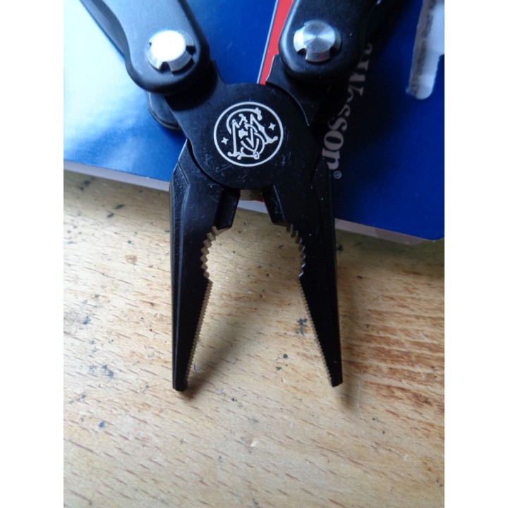 Pince Outil Multifonction Smith&Wesson Multitool Acier Lames Tournevis Etui Nylon SWMT1CP - Livraison Gratuite