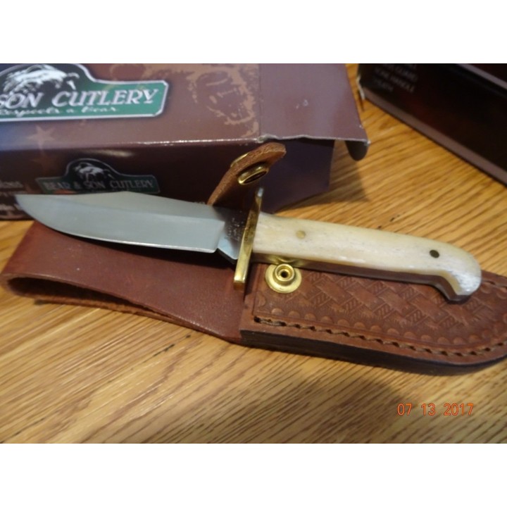 Couteau Bear & Son Baby Bowie Lame Acier 440  Manche Os Etui Cuir Made In USA BCWSB0012 - Livraison Gratuite