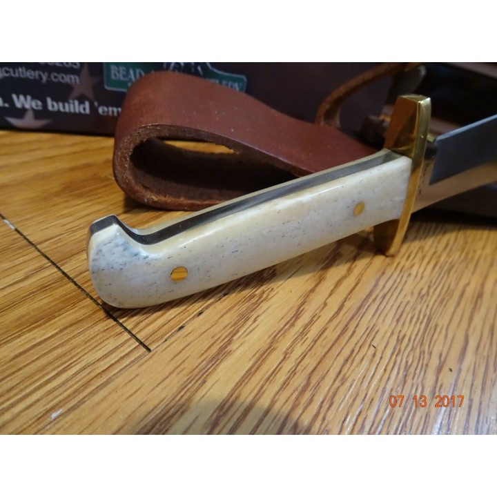 Couteau Bear & Son Baby Bowie Lame Acier 440  Manche Os Etui Cuir Made In USA BCWSB0012 - Livraison Gratuite