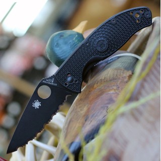 Couteau Spyderco Tenacious Black Manche FRN  Lame Acier 8Cr13moV Black Serrat Linerlock Clip SC122SBBK - Livraison Gratuite
