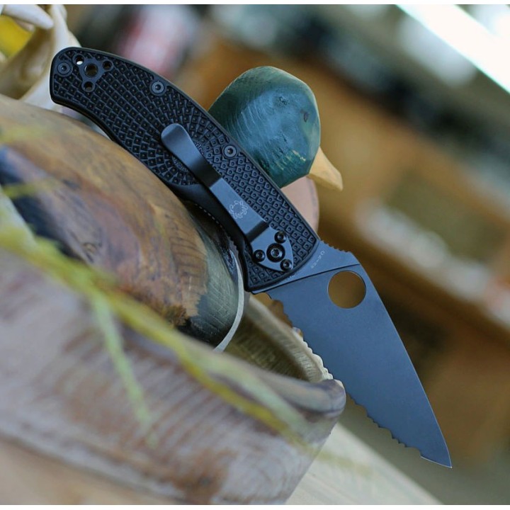 Couteau Spyderco Tenacious Black Manche FRN  Lame Acier 8Cr13moV Black Serrat Linerlock Clip SC122SBBK - Livraison Gratuite