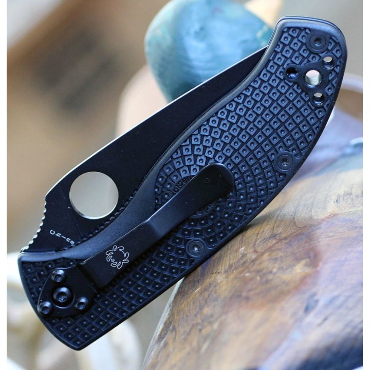 Couteau Spyderco Tenacious Black Manche FRN  Lame Acier 8Cr13moV Black Serrat Linerlock Clip SC122SBBK - Livraison Gratuite