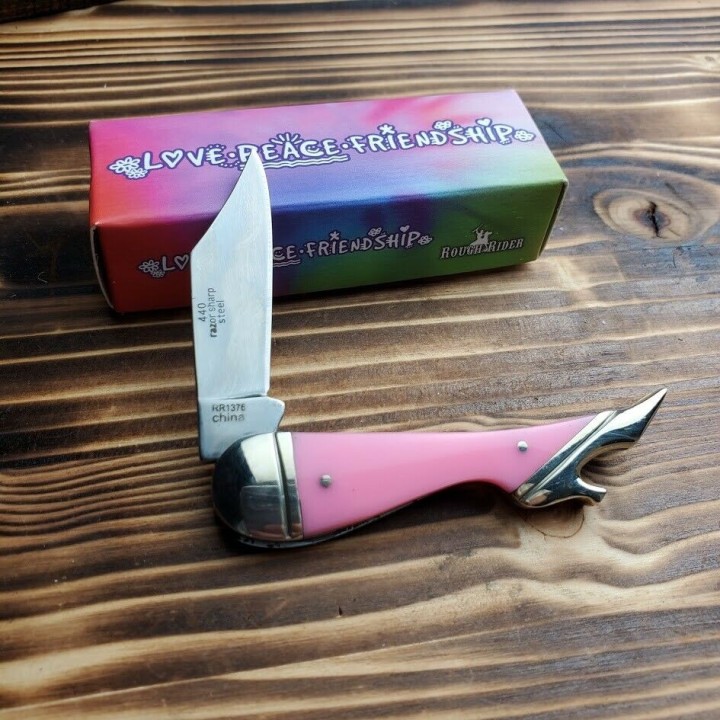 RR1376 Couteau Forme de Jambe de Femme Rough Rider Love Peace Lame Acier 440 - Livraison Gratuite
