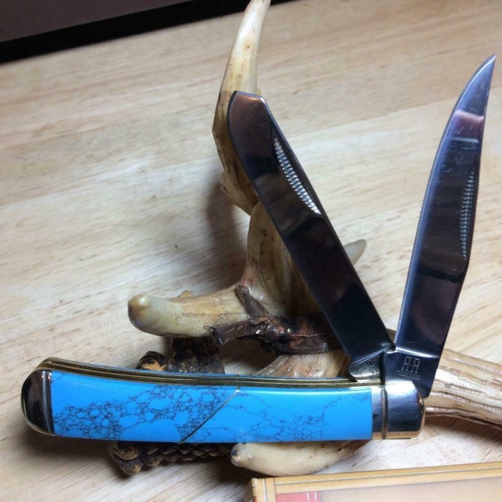 RR1371 Couteau Rough Rider Trapper Lames Acier 440 Manche Imit Turquoise - Livraison Gratuite