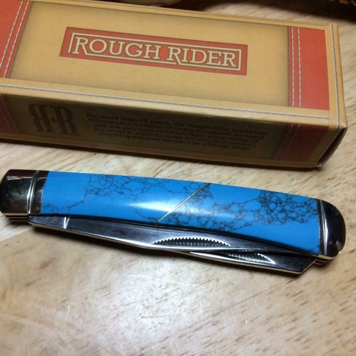 RR1371 Couteau Rough Rider Trapper Lames Acier 440 Manche Imit Turquoise - Livraison Gratuite