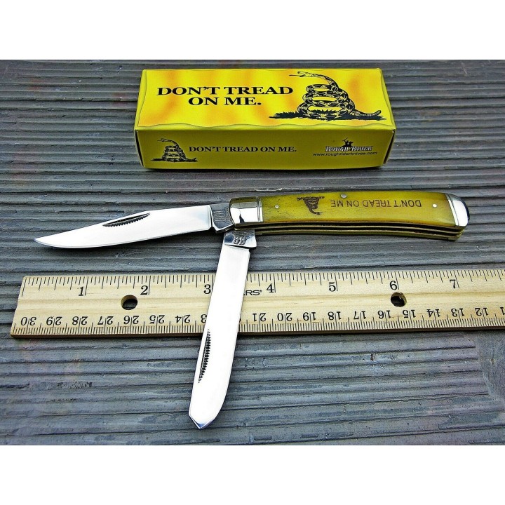 RR1381 Couteau Rough Rider Trapper Don't Tread on Me Bone Lame Acier 440 Manche Os - Livraison Gratuite