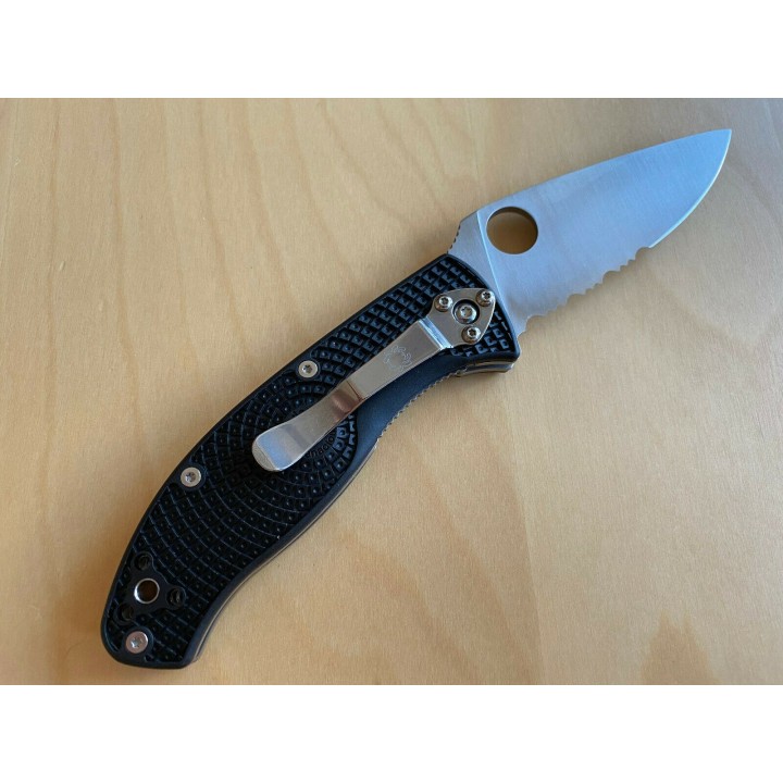 SC122PSBK Couteau Spyderco Tenacious Linerlock Black 8Cr13MoV Serr Blade FRN Handle Clip - Livraison Gratuite