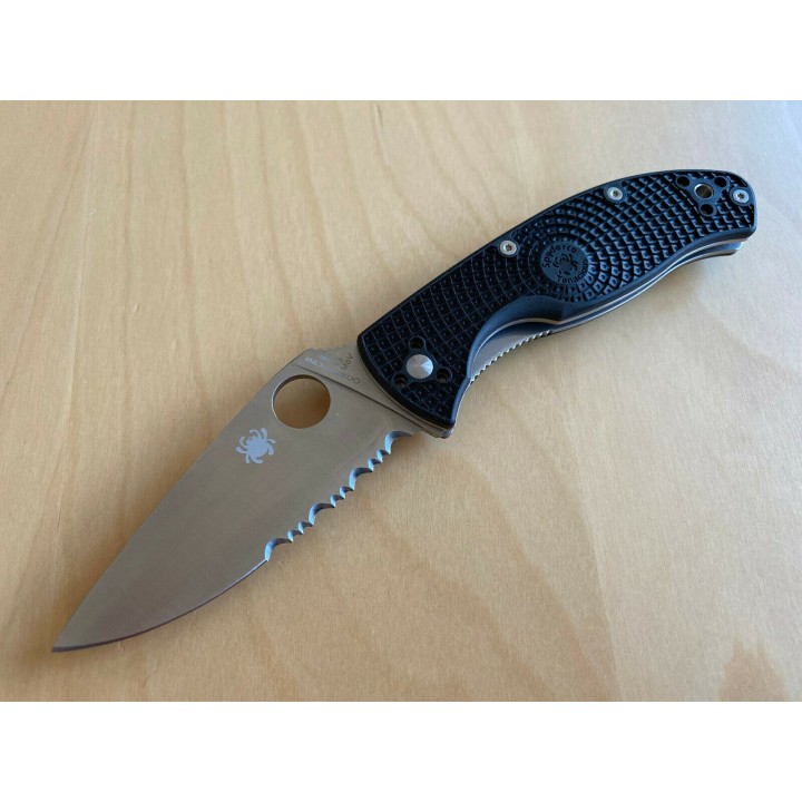 SC122PSBK Couteau Spyderco Tenacious Linerlock Black 8Cr13MoV Serr Blade FRN Handle Clip - Livraison Gratuite