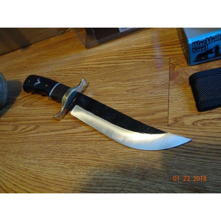 FBKH204D Couteau Frost Cutlery Black Hills Bush Master Lame Acier Inox Manche Bois Etui Nylon - Livraison Gratuite