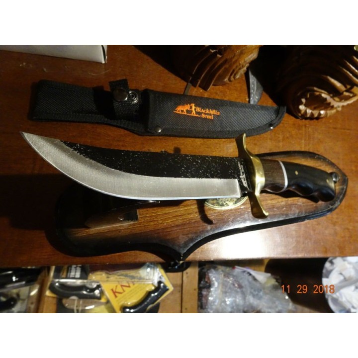 FBKH204D Couteau Frost Cutlery Black Hills Bush Master Lame Acier Inox Manche Bois Etui Nylon - Livraison Gratuite