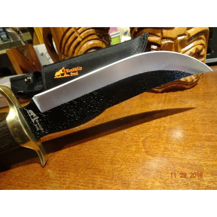 FBKH204D Couteau Frost Cutlery Black Hills Bush Master Lame Acier Inox Manche Bois Etui Nylon - Livraison Gratuite