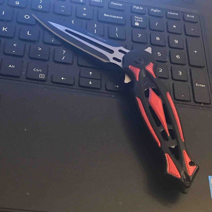 TF1023RD Couteau Tac Force Tactical A/O Lame Acier 3Cr13 Manche Black/Red Alu Linerlock Clip - Livraison Gratuite