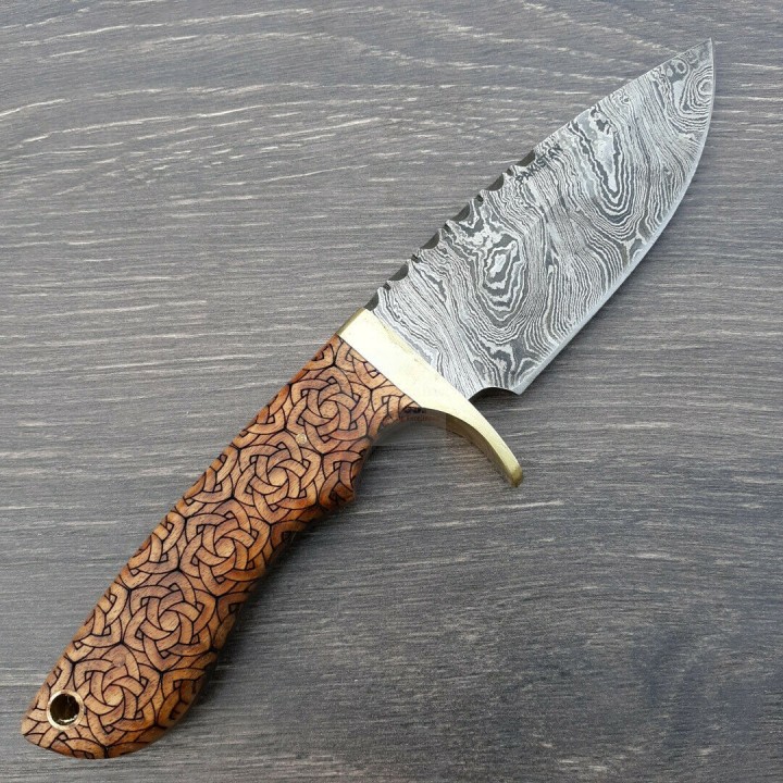 DM1208 Couteau Damas Celtic Knot Hunter Damas 256 Couches Manche Bois Etui Cuir - Livraison Gratuite