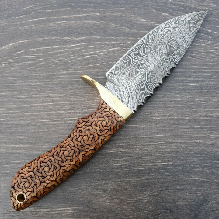 DM1208 Couteau Damas Celtic Knot Hunter Damas 256 Couches Manche Bois Etui Cuir - Livraison Gratuite