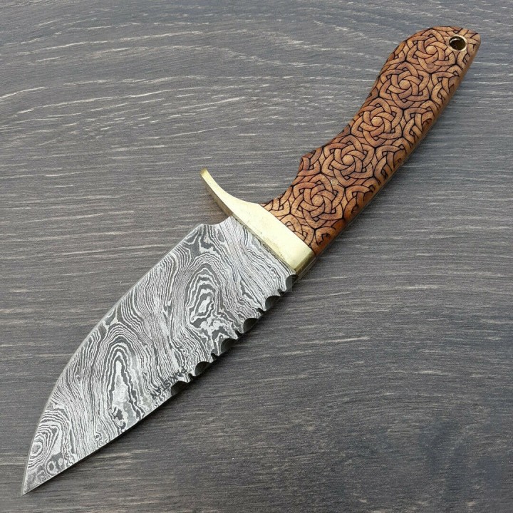 DM1208 Couteau Damas Celtic Knot Hunter Damas 256 Couches Manche Bois Etui Cuir - Livraison Gratuite