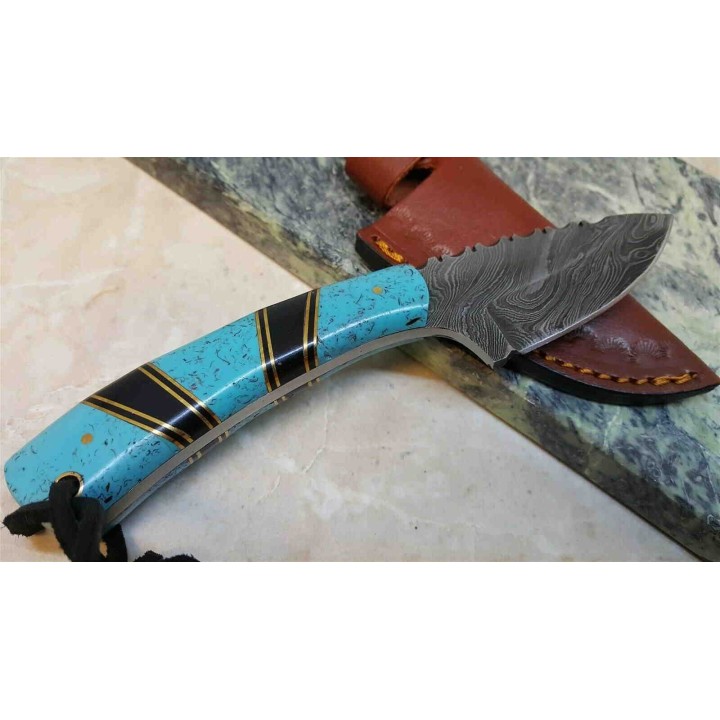DM1233TR Couteau Skinner Damas 256 Couches Manche Turquoise Etui Cuir - Livraison Gratuite