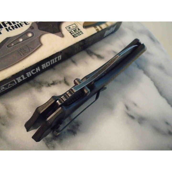 Couteau United Cutlery Black Ronin Tsunami A/O Lame Acier 3Cr13 Manche TPU/ABS Linerlock Clip UC3407 - Livraison Gratuite