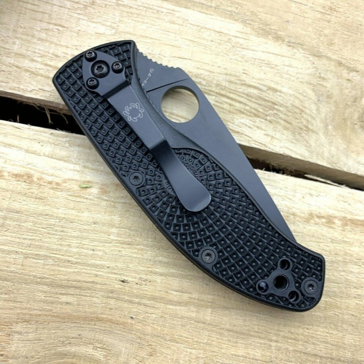 Couteau Spyderco Tenacious Black Lame Acier 8Cr13MoV Serr Manche FRN Linerlock Clip SC122PSBBK - Livraison Gratuite