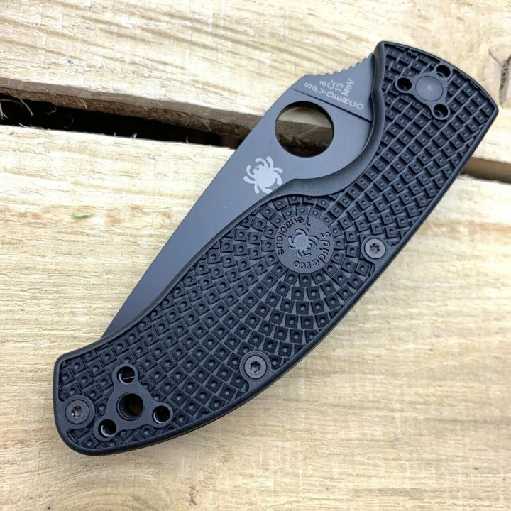 Couteau Spyderco Tenacious Black Lame Acier 8Cr13MoV Serr Manche FRN Linerlock Clip SC122PSBBK - Livraison Gratuite