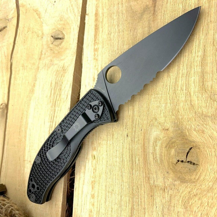 Couteau Spyderco Tenacious Black Lame Acier 8Cr13MoV Serr Manche FRN Linerlock Clip SC122PSBBK - Livraison Gratuite