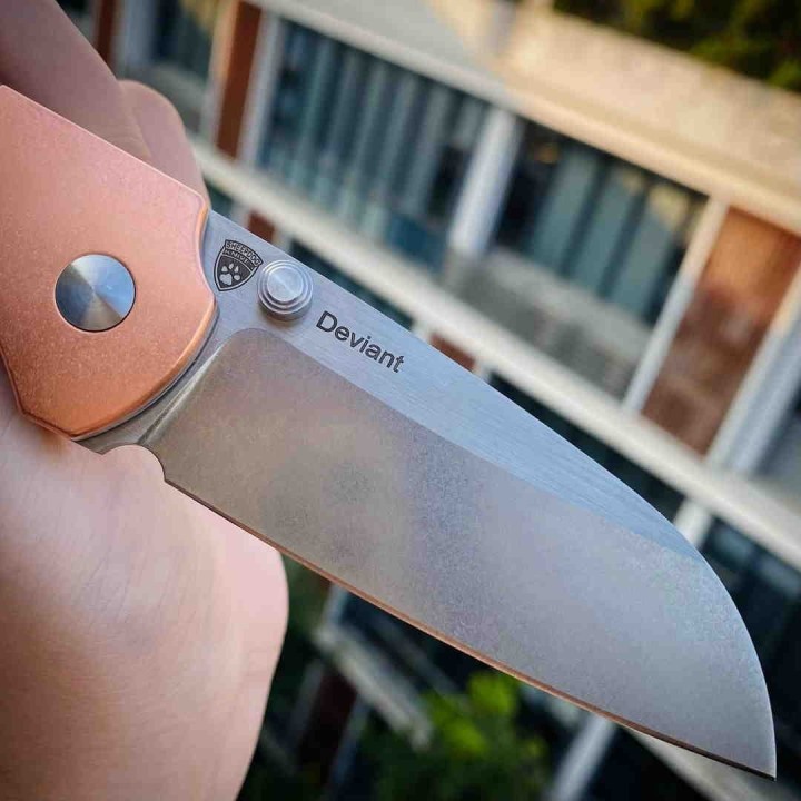 Couteau Kizer Deviant Green Lame Acier M390 Manche Micarta/Copper IKBS Linerlock Clip KIV3575A1 - Livraison Gratuite