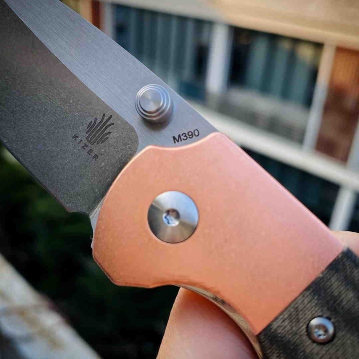 Couteau Kizer Deviant Green Lame Acier M390 Manche Micarta/Copper IKBS Linerlock Clip KIV3575A1 - Livraison Gratuite