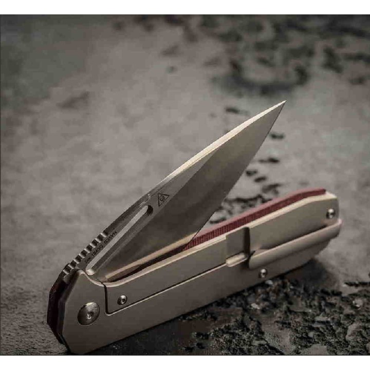 Couteau Artisan Cutlery Arion Burgundy Lame Acier S35VN Manche Micarta/Titane IKBS Clip ATZ1843GDRC - Livraison Gratuite