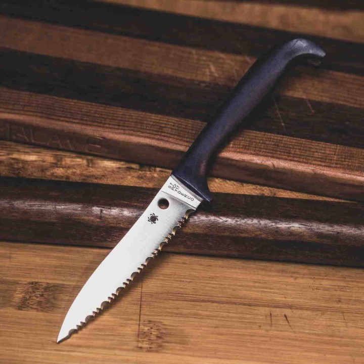 Couteau de Cuisine Spyderco Counter Puppy Serr Lame Acier 7Cr17 Manche Plastique Purple SCK20SPR - Livraison Gratuite