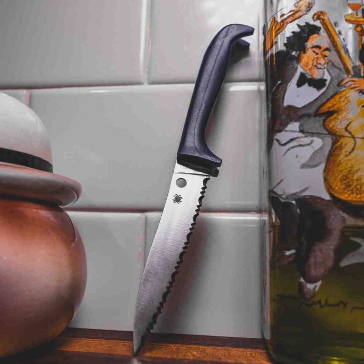 Couteau de Cuisine Spyderco Counter Puppy Serr Lame Acier 7Cr17 Manche Plastique Purple SCK20SPR - Livraison Gratuite