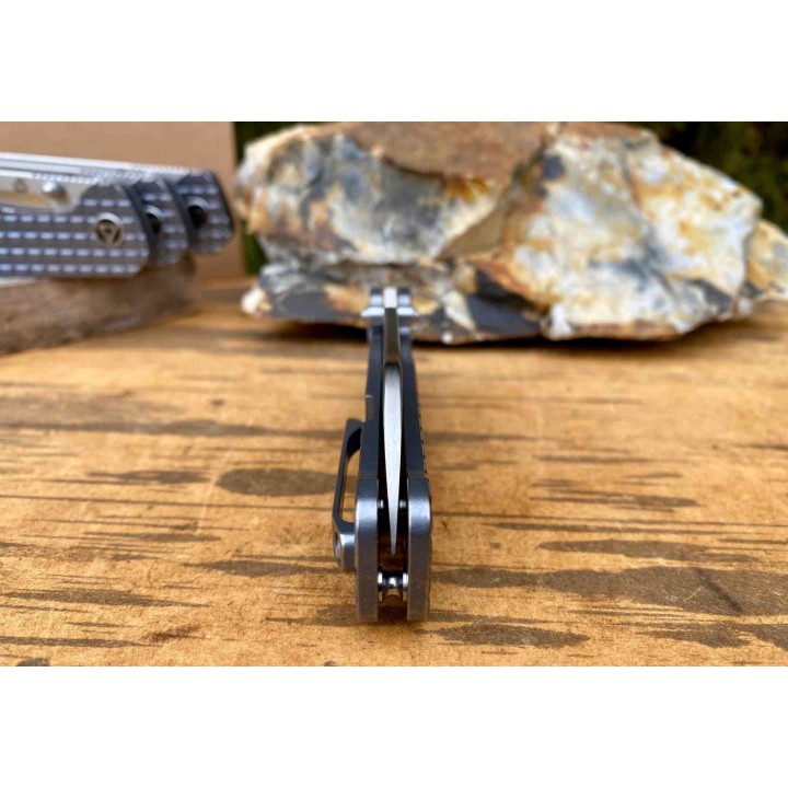 Couteau QSP Penguin Blue Titane Lame Acier 154CM Satin Manche Titane IKBS Framelock Clip QS130RFRG1 - Livraison Gratuite