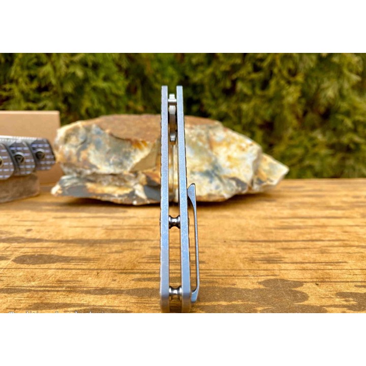 Couteau QSP Penguin Blue Titane Lame Acier 154CM Satin Manche Titane IKBS Framelock Clip QS130RFRG1 - Livraison Gratuite