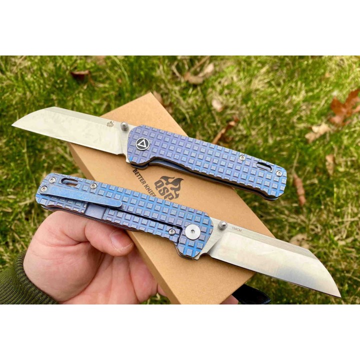 Couteau QSP Penguin Blue Titane Lame Acier 154CM Satin Manche Titane IKBS Framelock Clip QS130RFRG1 - Livraison Gratuite